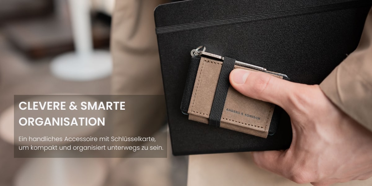 Mini Portemonnaie mit Schlüsselanhänger und einem schwarzen Journal im Business Look